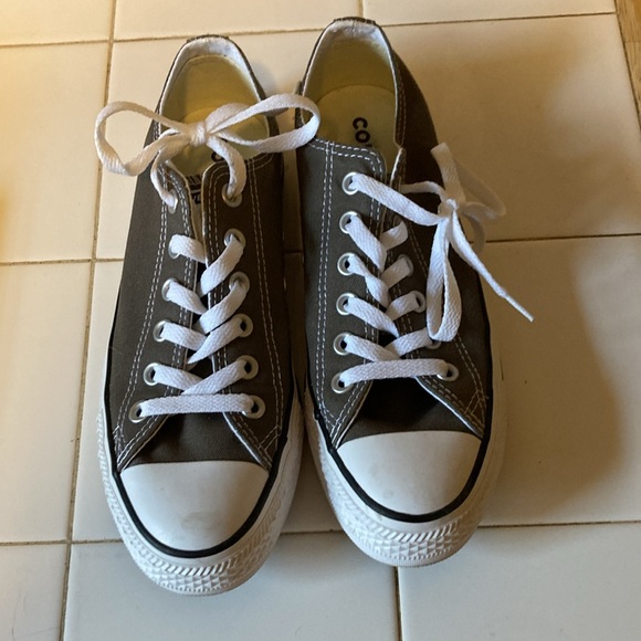 Women’s Converse sneakers size 8, worn a few times. In great condition - Picture 2 of 3